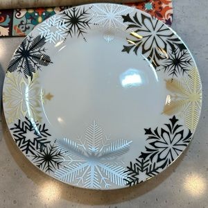 NWT Cindy Crawford Holiday Collection Snowflakes 8” Salad / dessert plate SPM1